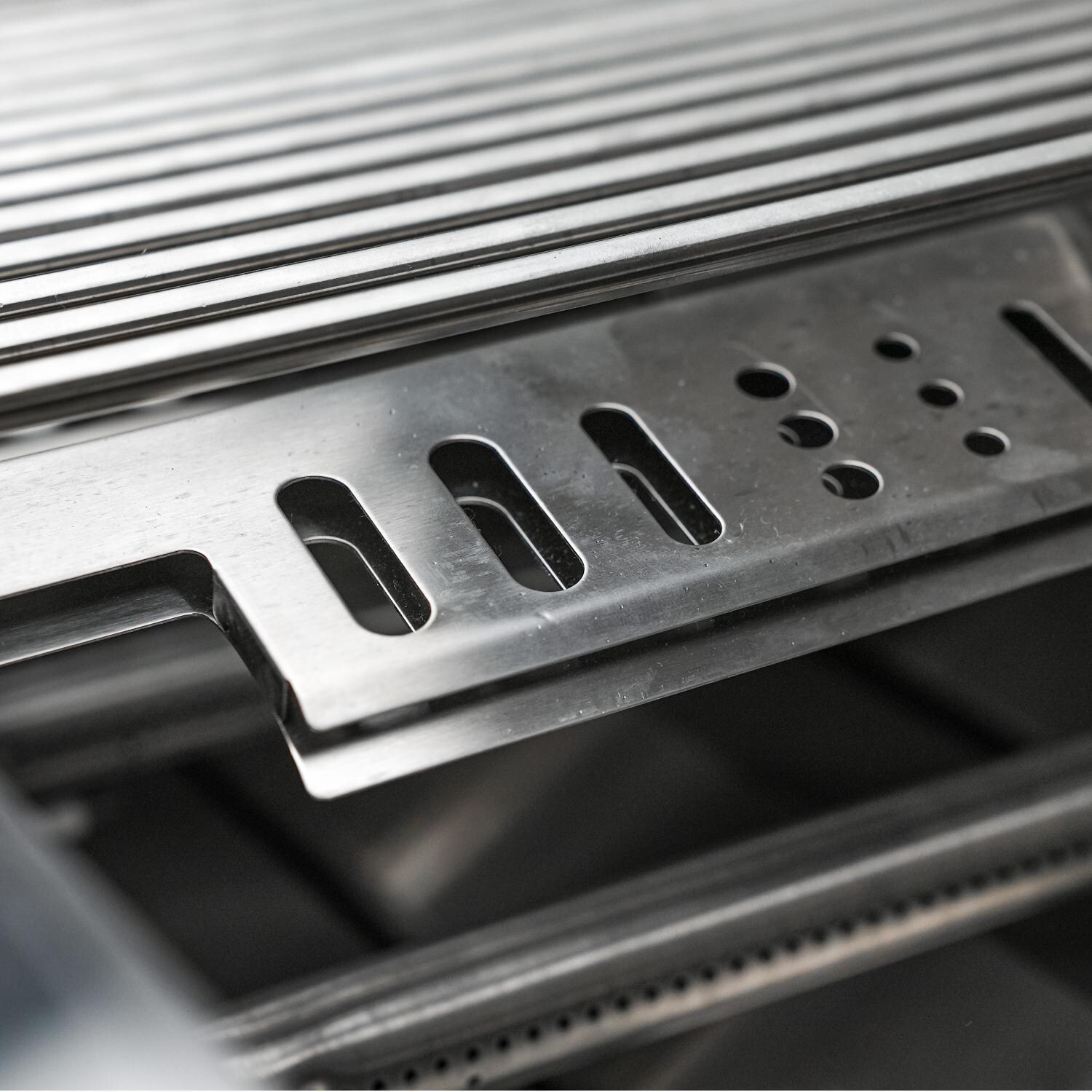 Mont Alpi - MAi805-D - Deluxe Gas Island Grill - Stainless Steel - Sear Plates - Detail thumbnail