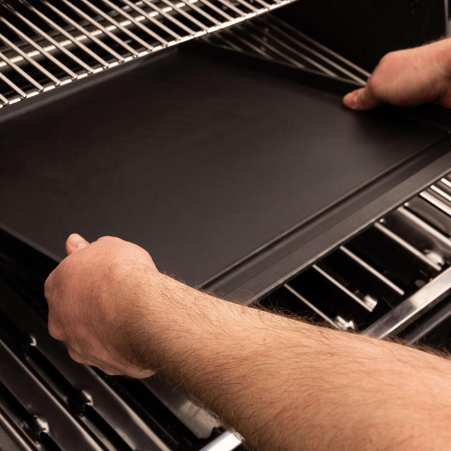 Broil King Porcelain Baron/ Crown Plancha - 11343 - Installing - Lifestyle thumbnail