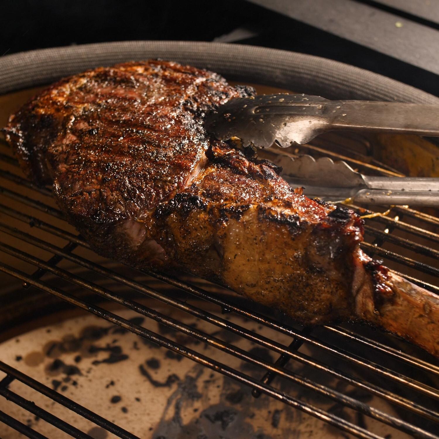 Kamado Joe BJ3PKG BIG JOE III Bundle - BJ24NRHCI Big Joe III 24-Inch Ceramic Kamado Grill - Steak Close Up - Detail thumbnail