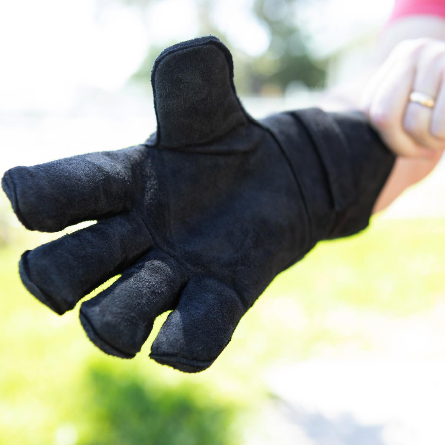 Everdure HBGLOVESM Leather Grilling Gloves - On hand thumbnail
