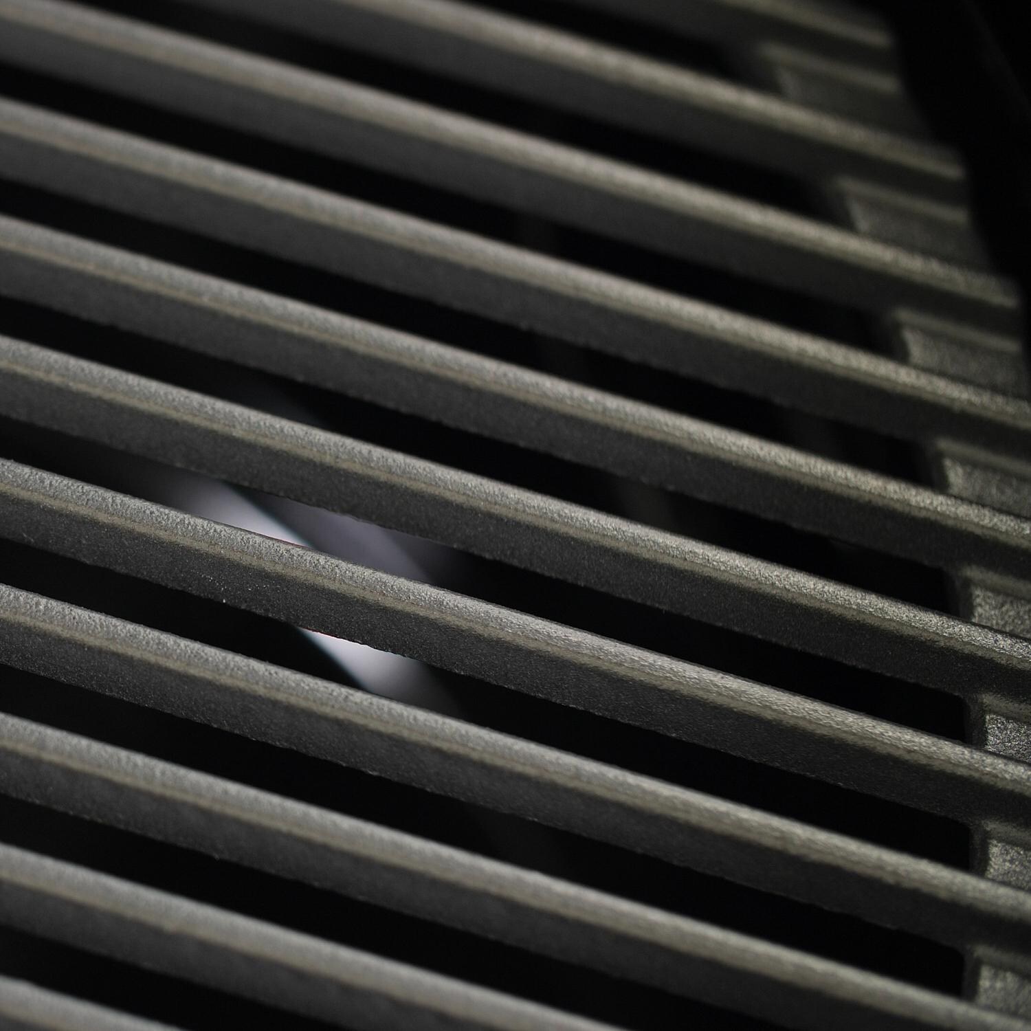 Everdure By Heston Blumenthal 4K 21-Inch Charcoal Grill & Smoker - Matte Vitreous Enamel Cast Iron Grate Detail thumbnail