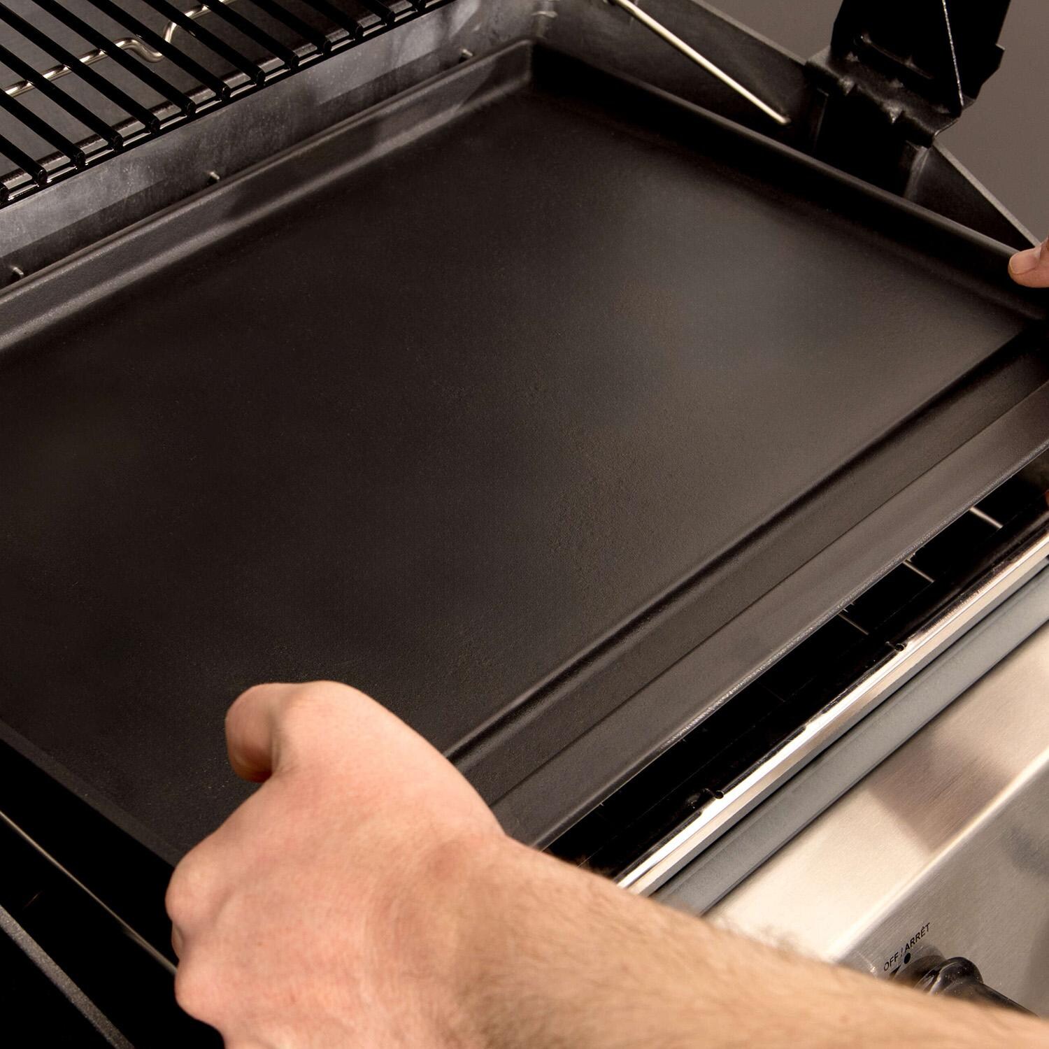 Broil King Porcelain Monarch Plancha - 11321 - Installing - Lifestyle thumbnail