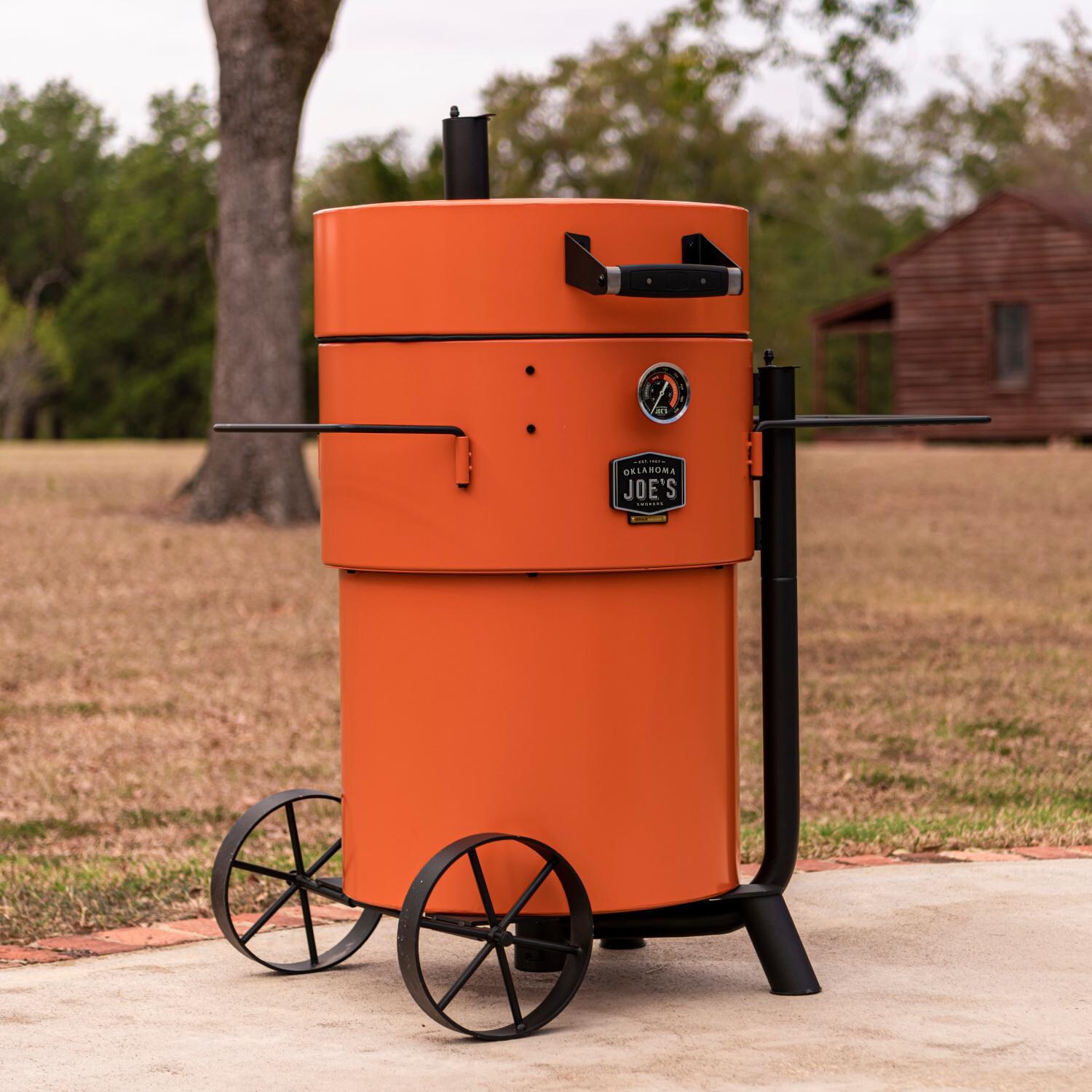 Oklahoma Joe's 19202100 Bronco Pro Drum Smoker - Lifestyle thumbnail