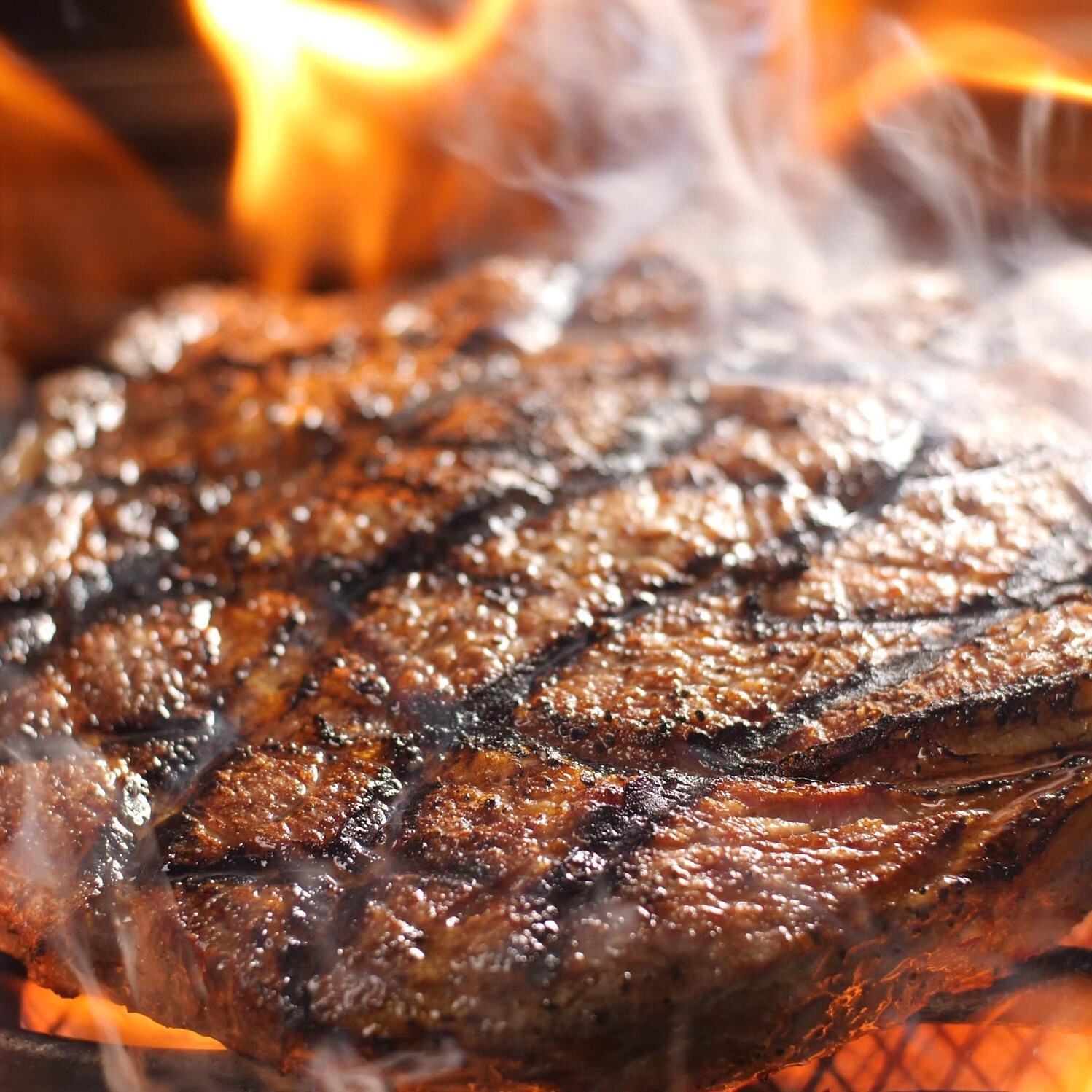 Napoleon Rogue 525 - Steak Close Up thumbnail