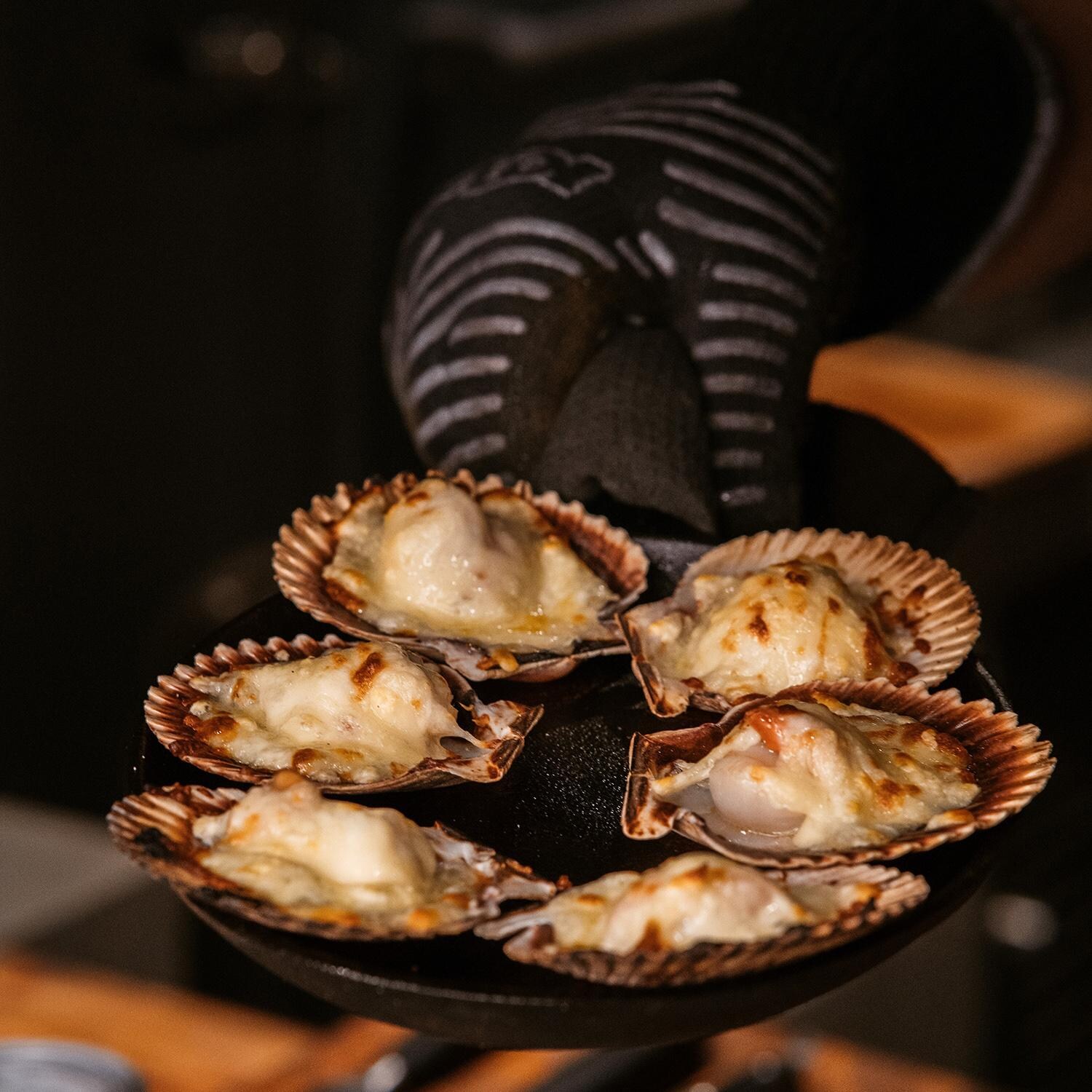 Keveri AGLO Extreme Heat Gloves - Gloves with Fajita Skillet - Lifestyle thumbnail