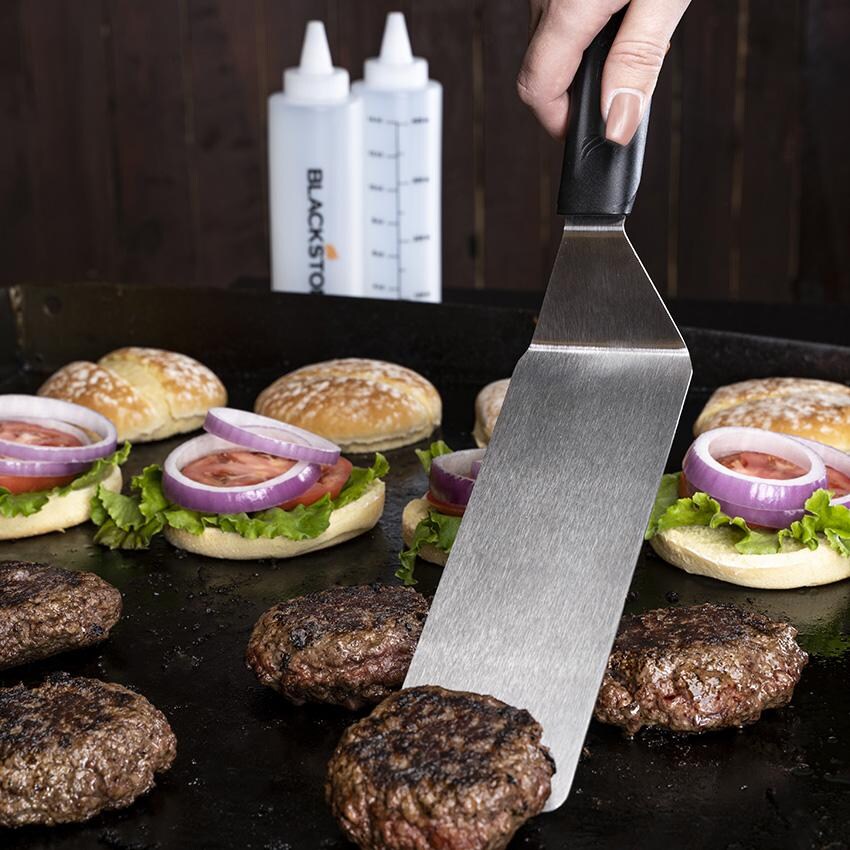 Blackstone 5230+5462 5-Piece Tool Kit & Hamburger Kit - Spatula In Use