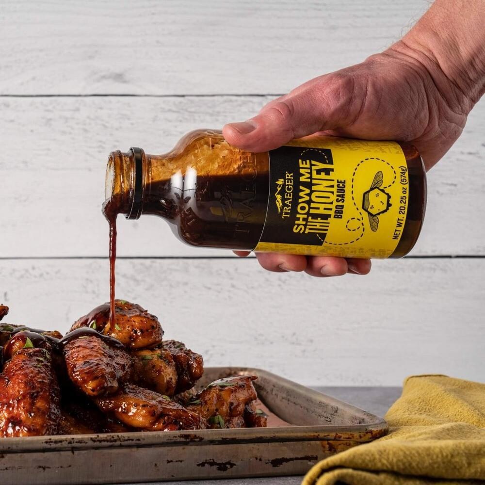 Traeger SAU050 Show Me The Honey BBQ Sauce - Pouring on Chicken Wings thumbnail