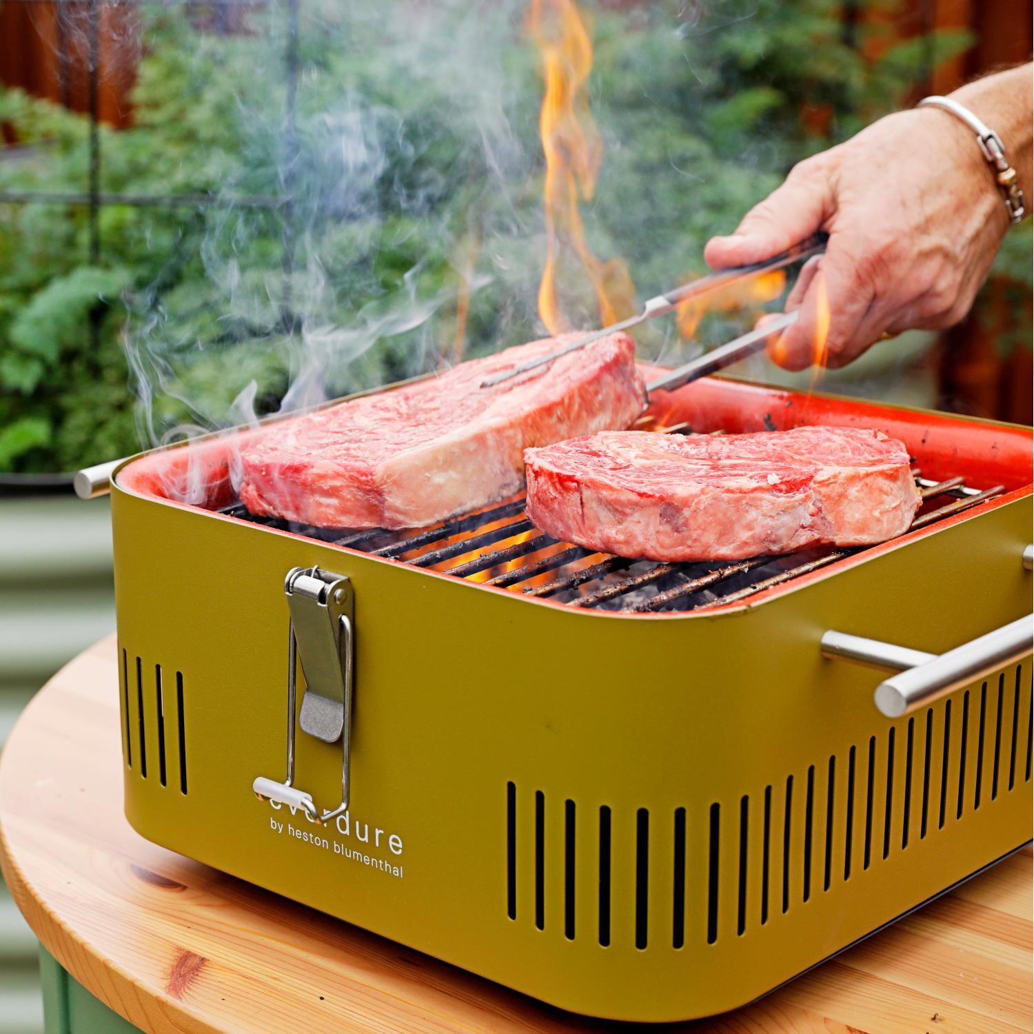 Everdure HBCUBEKUS CUBE 17-Inch Portable Charcoal Grill - Steak