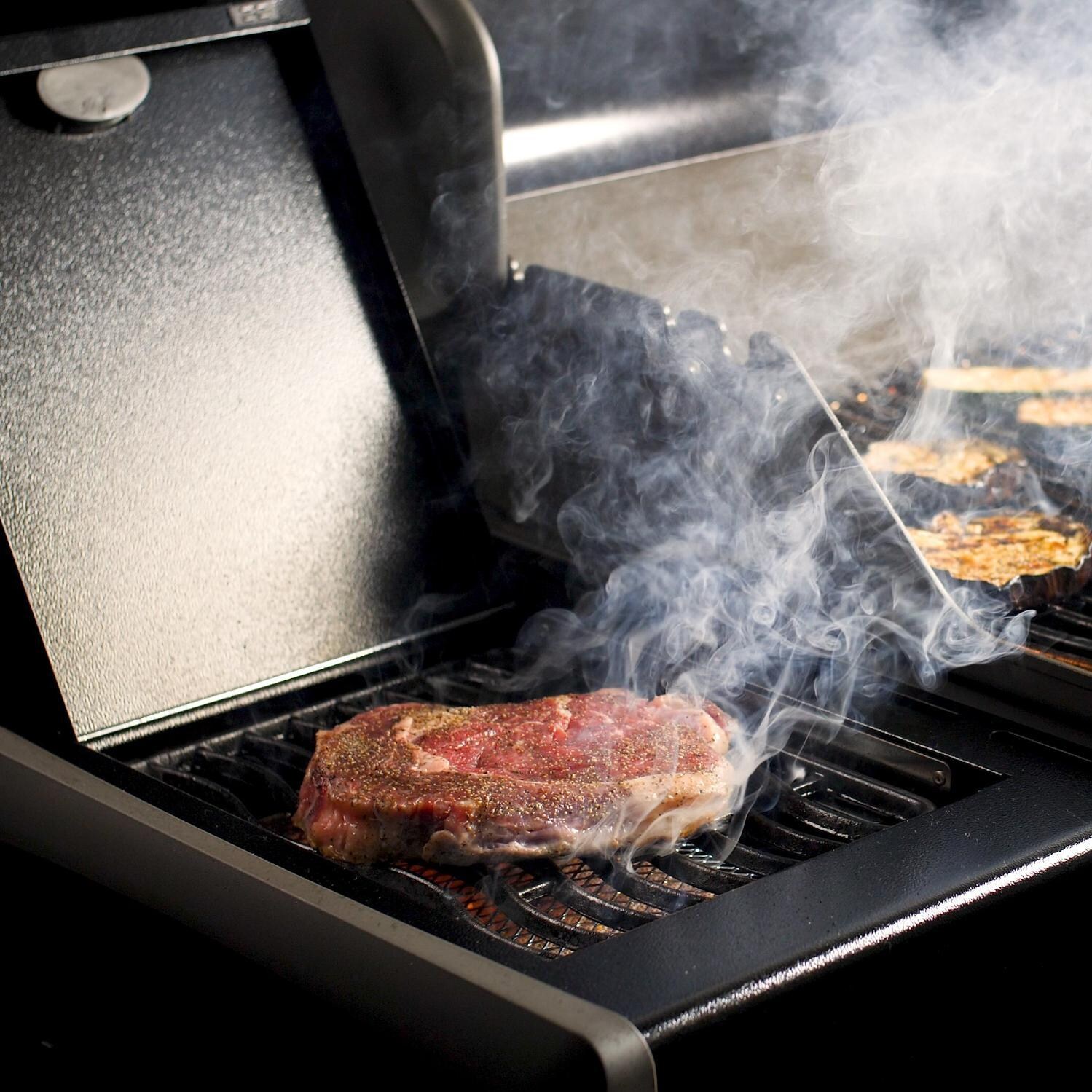 Napoleon Rogue 425 - Sizzling Steak thumbnail