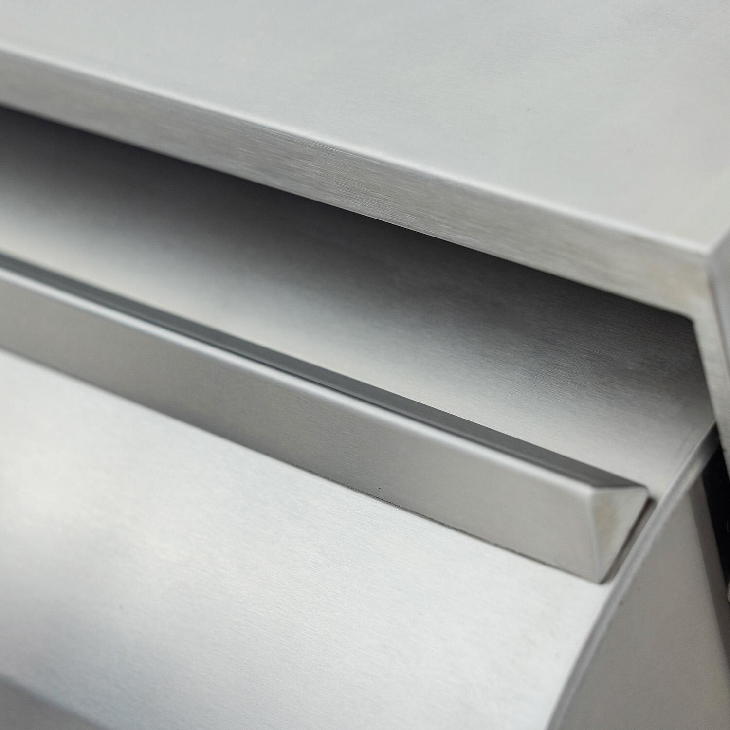 Blaze BLZ-4LTEPRO-NG Natural Gas Grill - Wind Guard - Detail