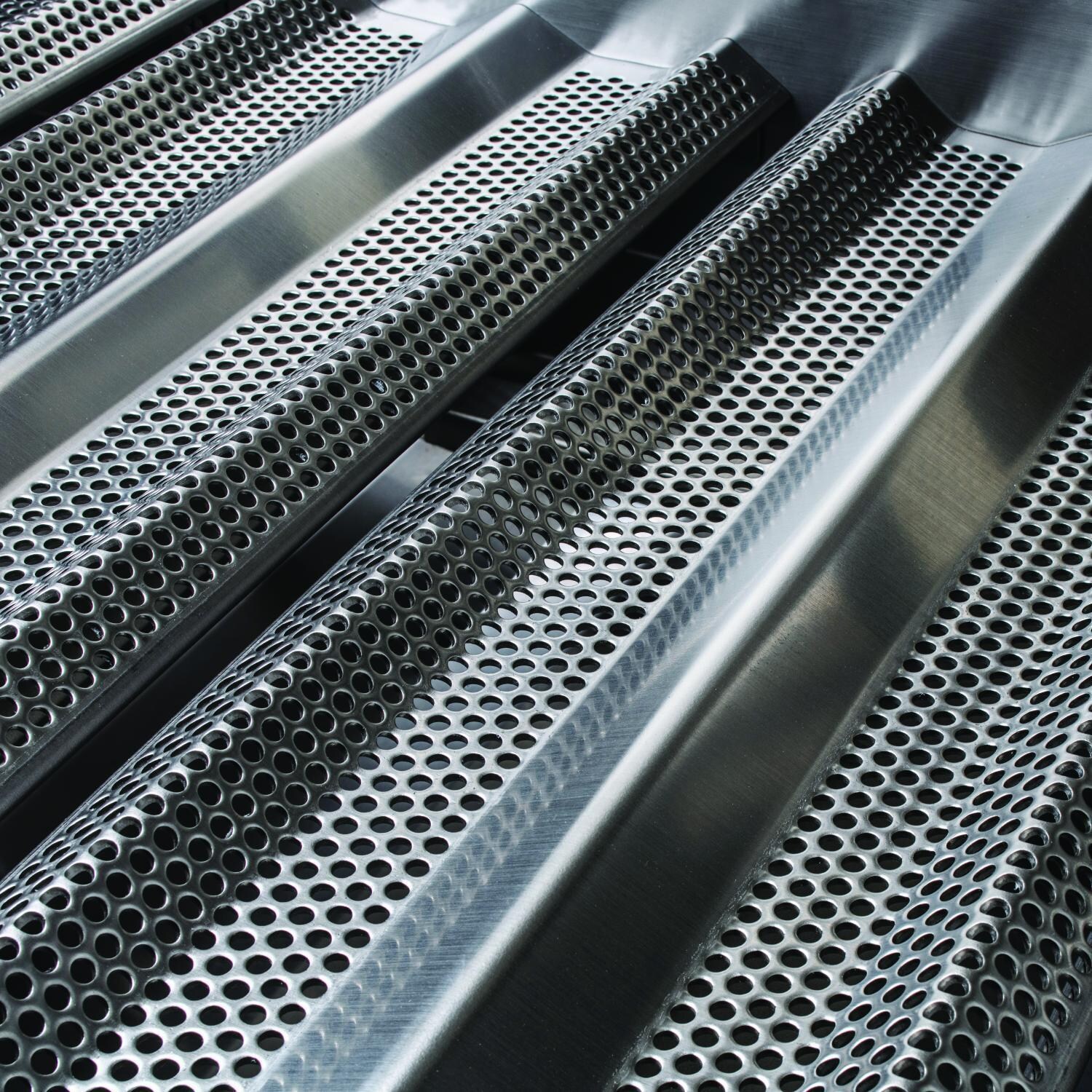 Blaze BLZ-4LTE3-NG Premium LTE+ 32-Inch 4-Burner Built-In Natural Gas Grill With Rear Infrared Burner & Lift-Assist Hood - Flame Tamers - Detail thumbnail