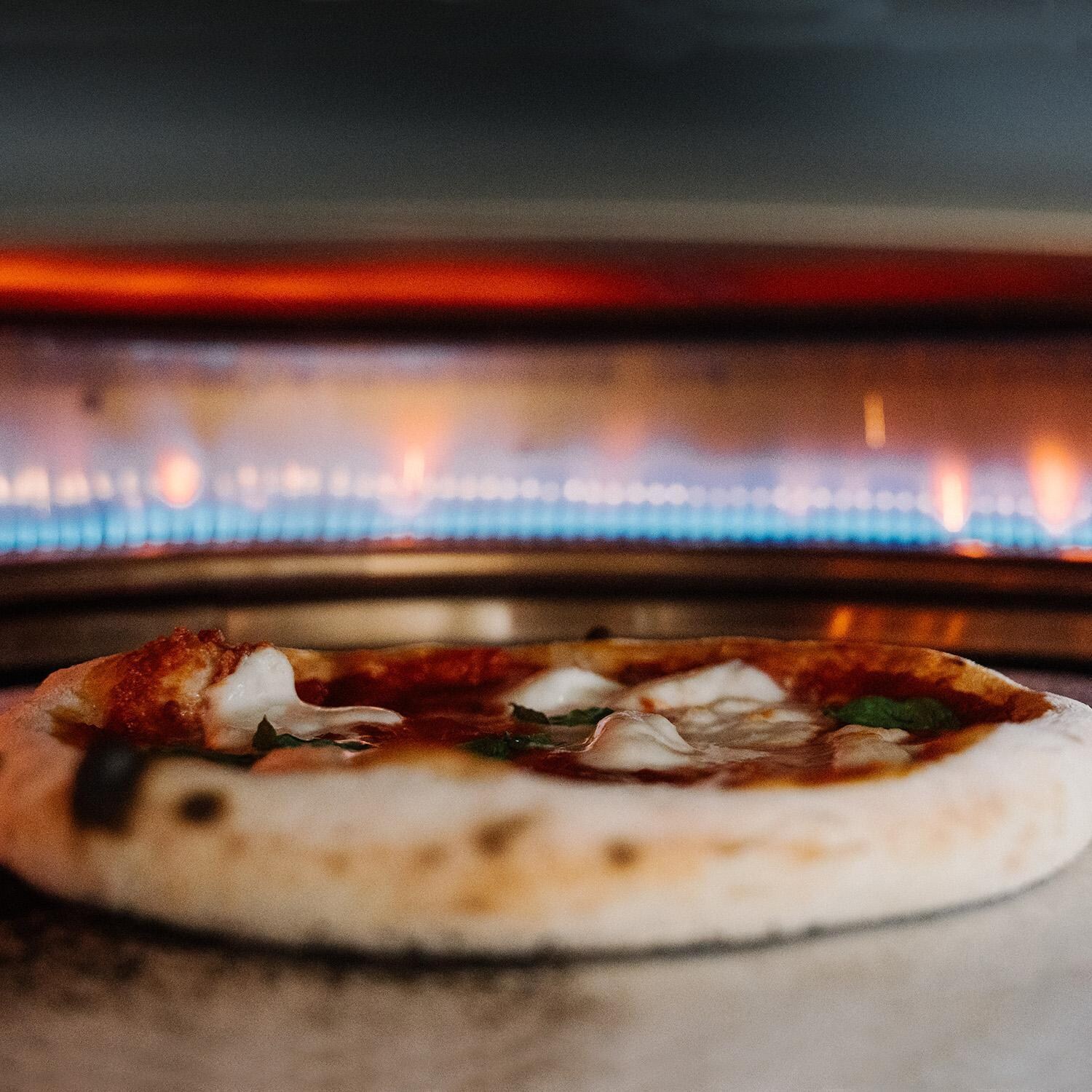 Everdure EKILN1GUS 1-Burner KILN Pizza Oven - Graphite - Pizza Baking - Lifestyle thumbnail