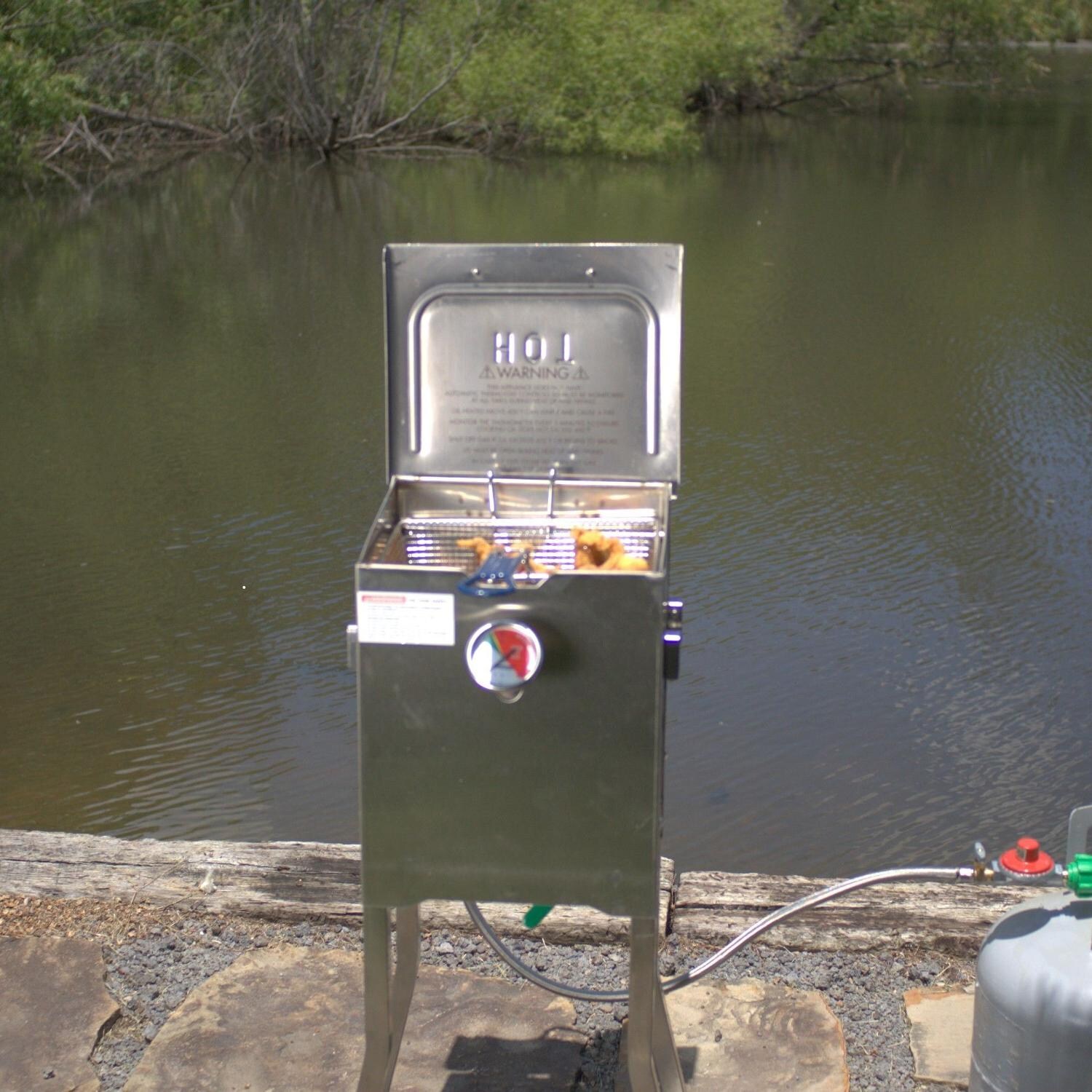 Bayou Classic 2.5 Gallon Stainless Steel Propane Gas Fryer With Stainless Steel Basket - 700-725 - Fryer Frying thumbnail