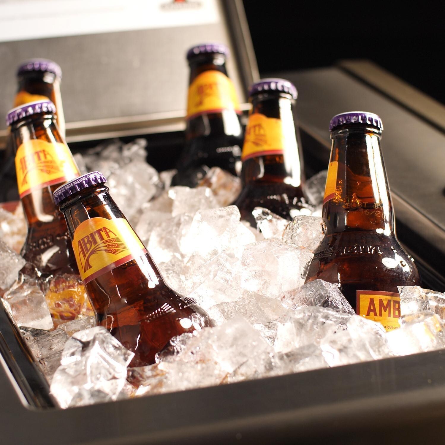 Napoleon PRO500RSIBPSS-3 Prestige PRO 500 Propane Grill with Infrared Rear and Side Burners (2019) - Integrated Ice Bucket In Use - Detail thumbnail