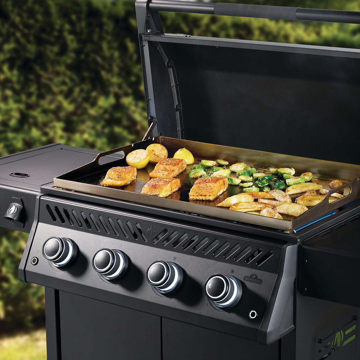 Napoleon RP30FTNK-PHM 30-in Natural Gas Griddle - Lifestyle thumbnail