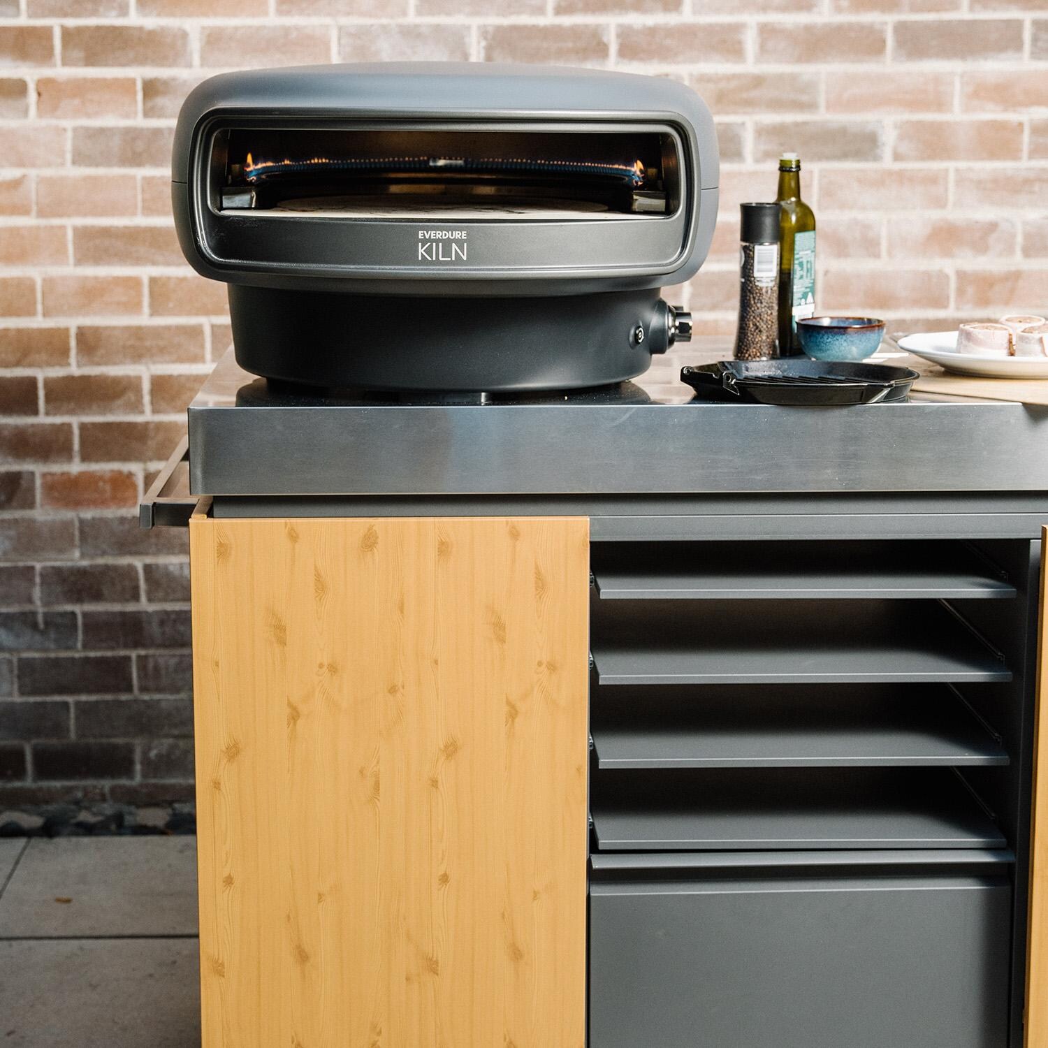 Everdure EKILN1GUS 1-Burner KILN Pizza Oven - Graphite - Front - Lifestyle thumbnail