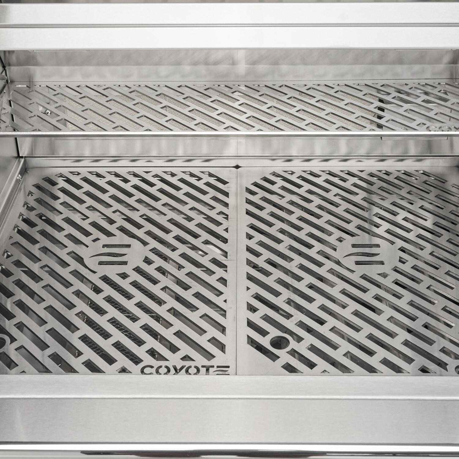 Coyote SL-Series 36-in 4-Burner Propane Grill - Interior - Detail