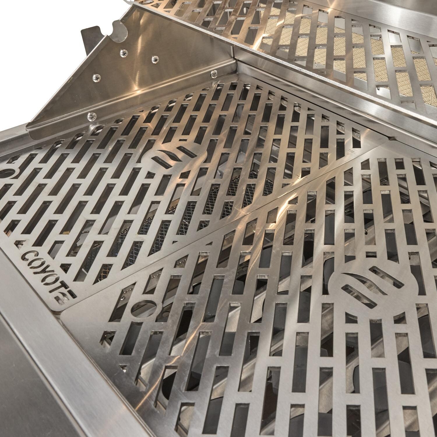 Coyote SL-Series 36-in 4-Burner Propane Grill - Grates - Detail