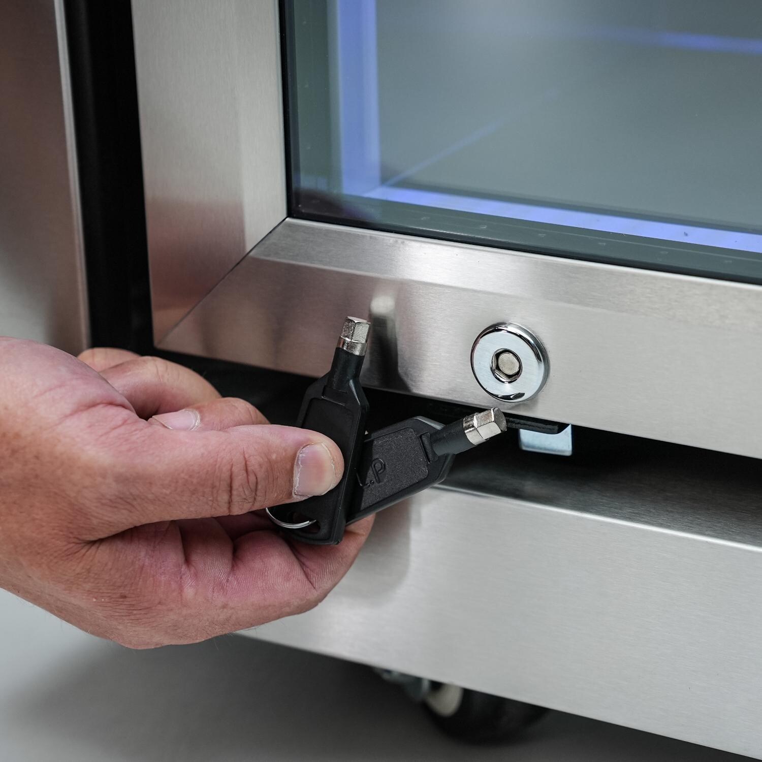 Mont Alpi MAi400-D90KEGBEV 400 Deluxe Propane Island W/ 90 Degree Corner, Kegerator & Beverage Center - Door Lock - Detail