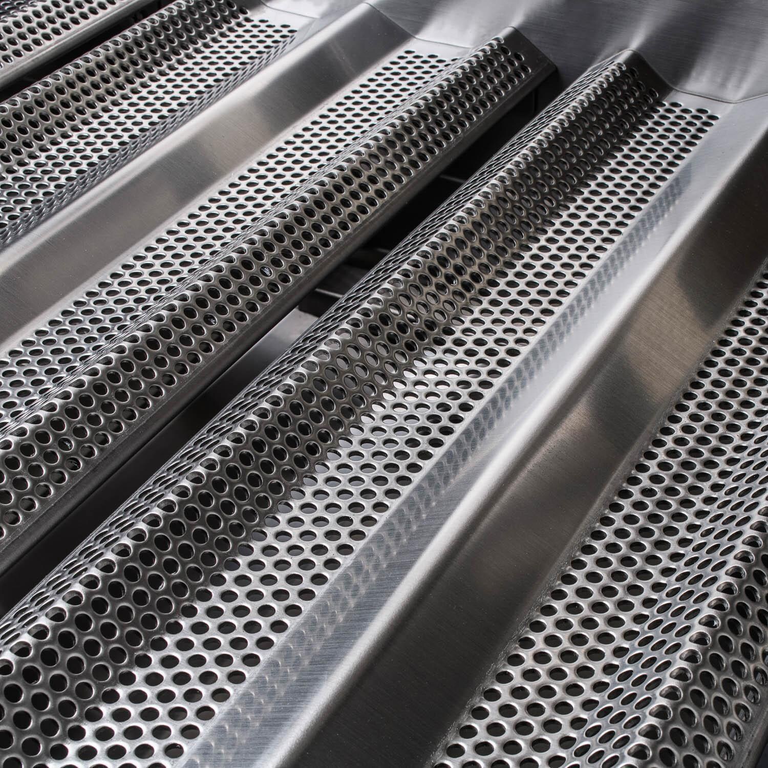 Blaze - BLZ-4LTE2-NG - Premium LTE 32-Inch 4-Burner Built-In Natural Gas Grill - Flame Tamers Closeup - Detail thumbnail