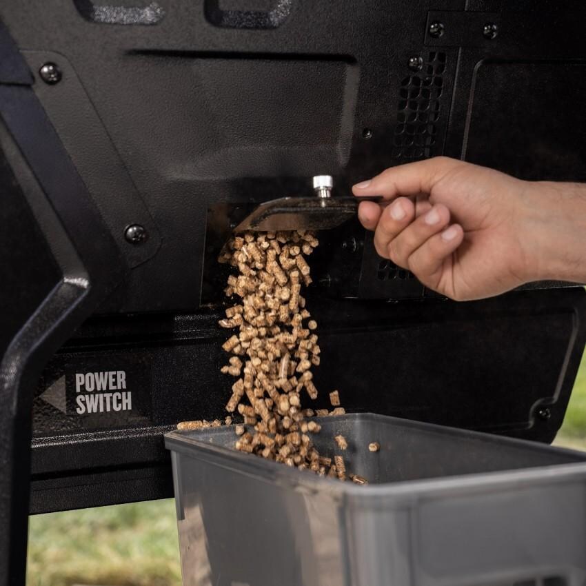 Traeger Woodridge Pro Bundle - Grill - Pellet Hopper Emptying - Detail thumbnail