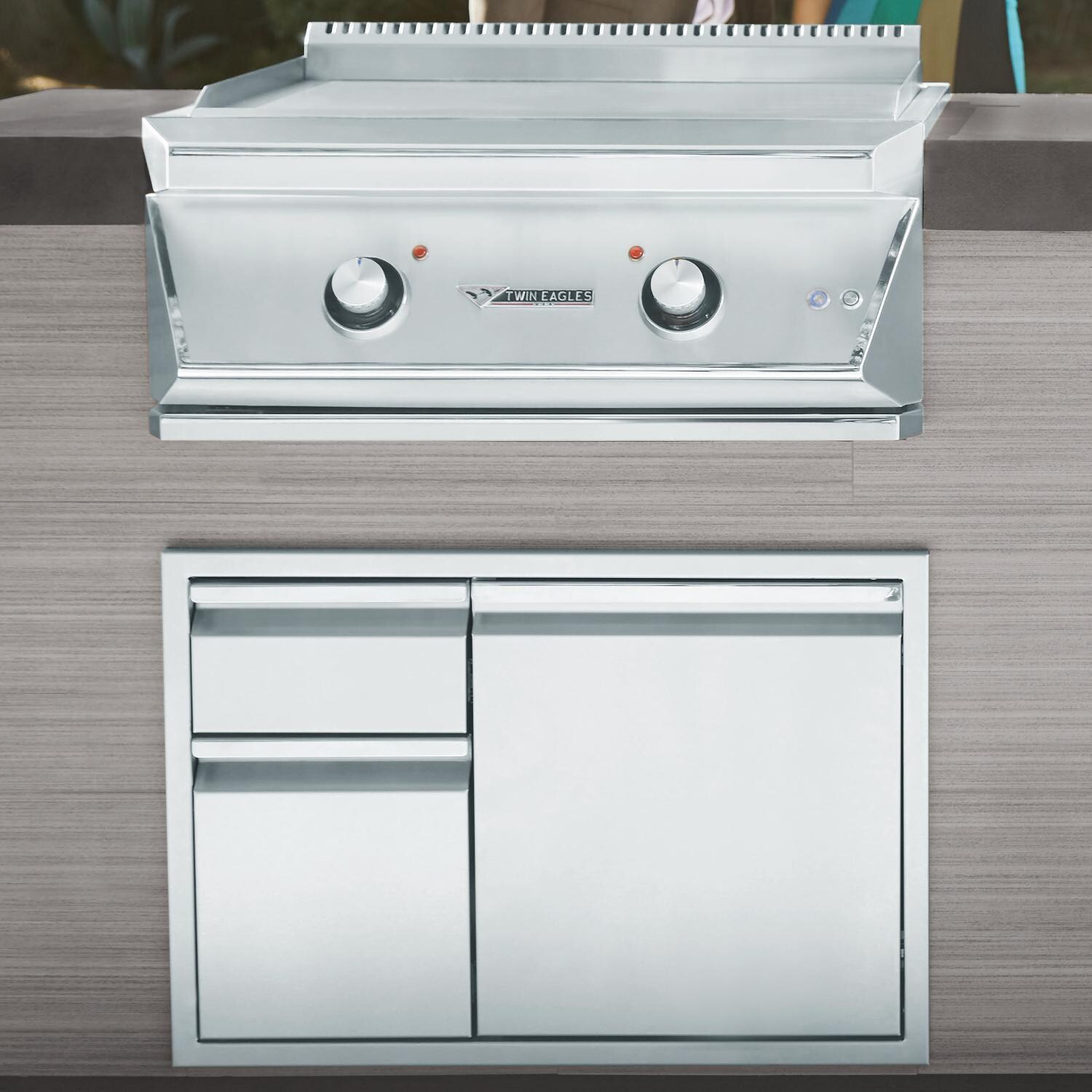 Twin Eagles TETG30-CN 30-in Built-In Natural Gas Teppanyaki Griddle - Lifestyle thumbnail