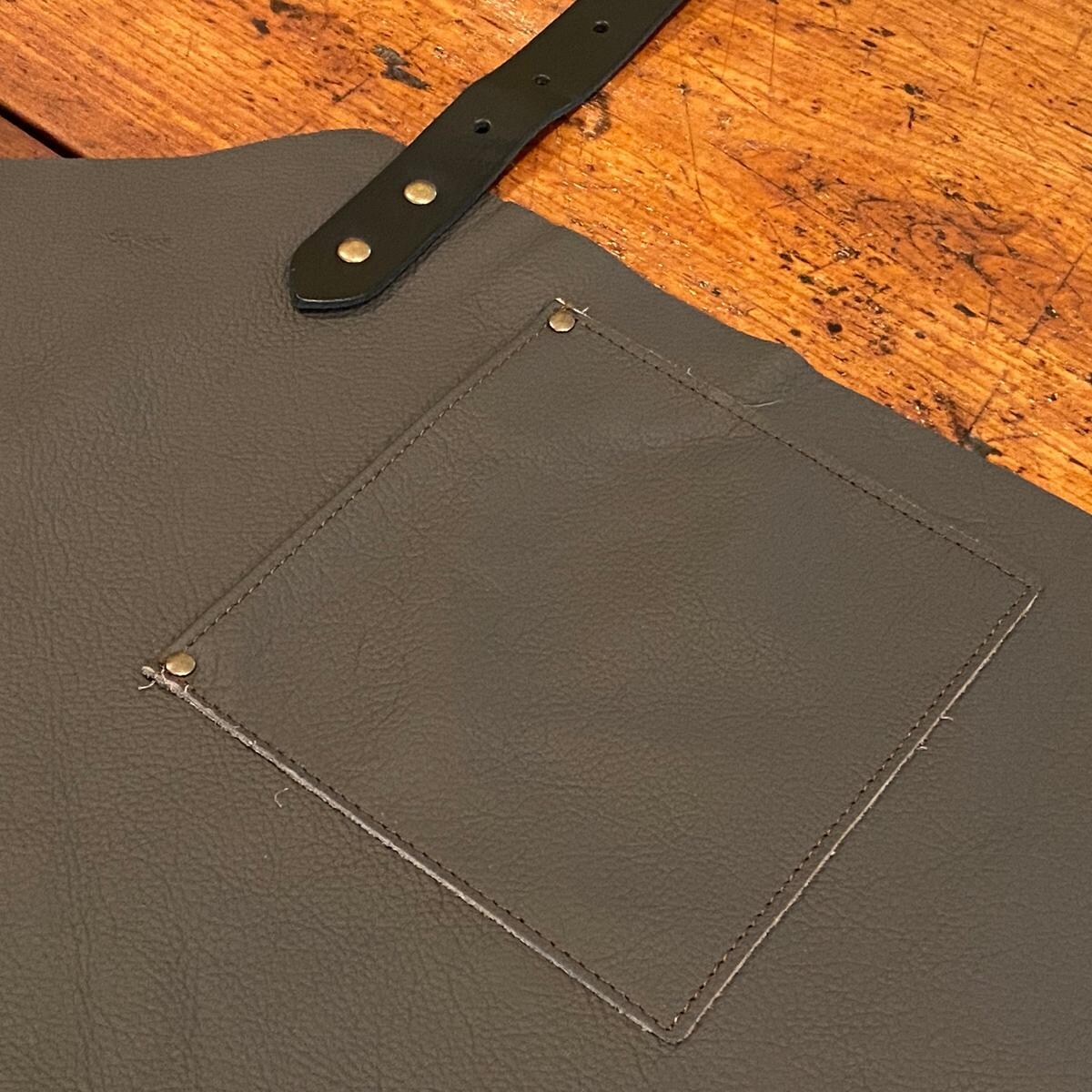 Stalwart Crafts 4415.L.A Deluxe Slate Leather Basic Apron - Pocket - Detail thumbnail