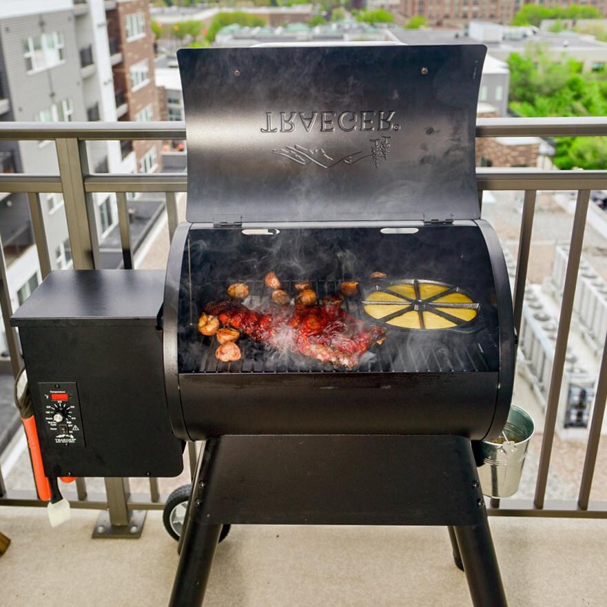 Traeger Bronson 20 Pellet Grill On Cart  thumbnail