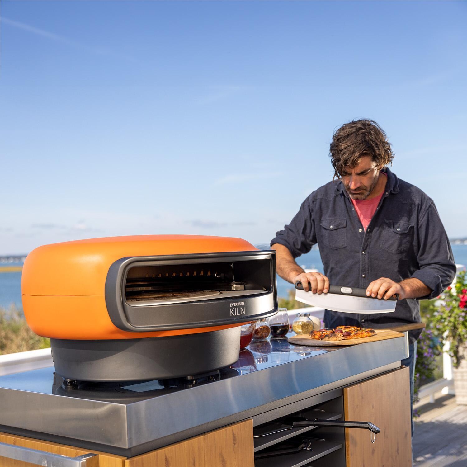 Everdure EKILN1TUS 1-Burner KILN Pizza Oven - Terracotta - Cutting Pizza - Lifestyle