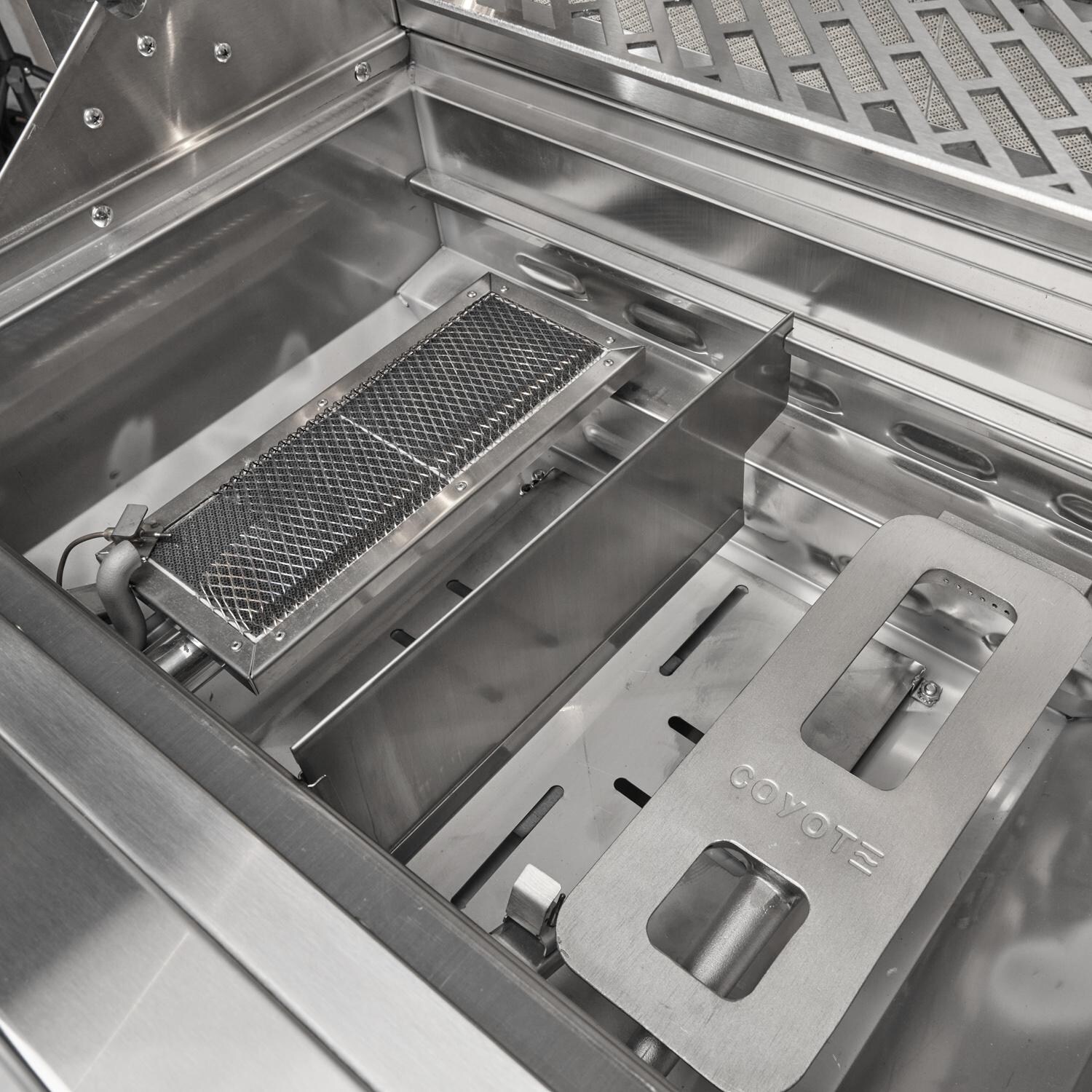 Coyote Outdoor Living 36 Inch SL-Series Built-In Natural Gas Grill - Interchangeable Burners - Detail thumbnail