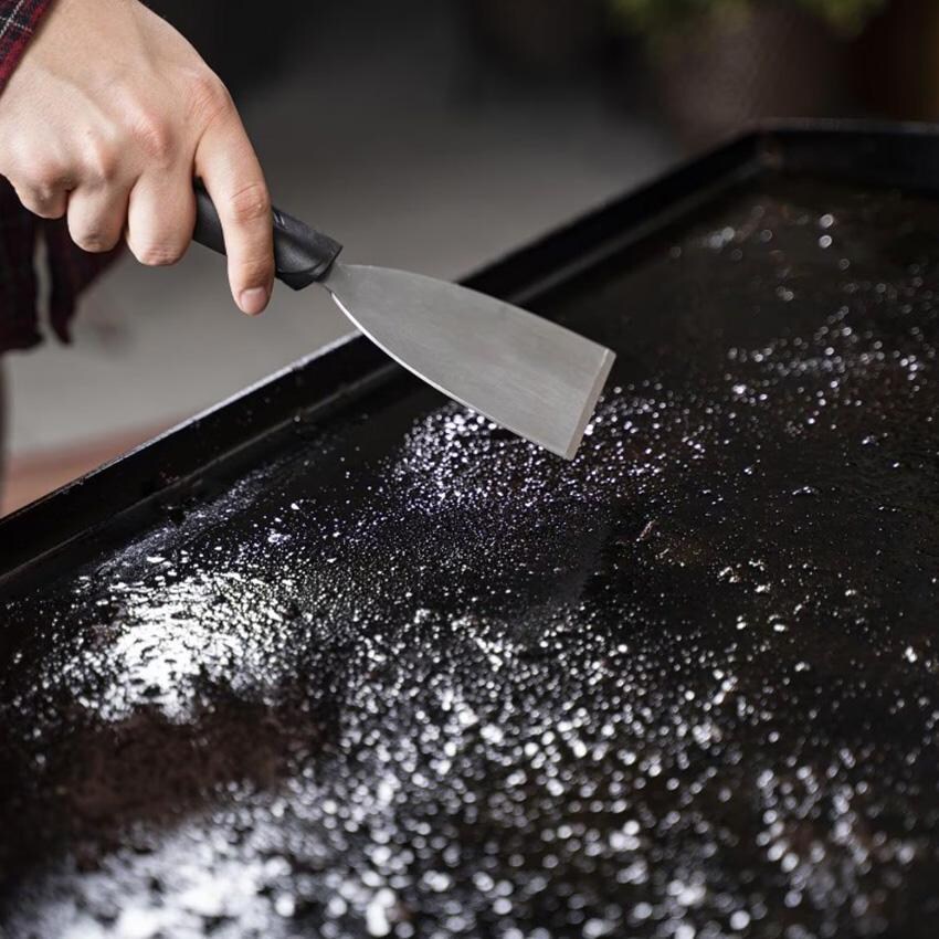 Blackstone 5230+1543 5-Piece Tool Kit & Cleaning Kit - Scraper In Use thumbnail