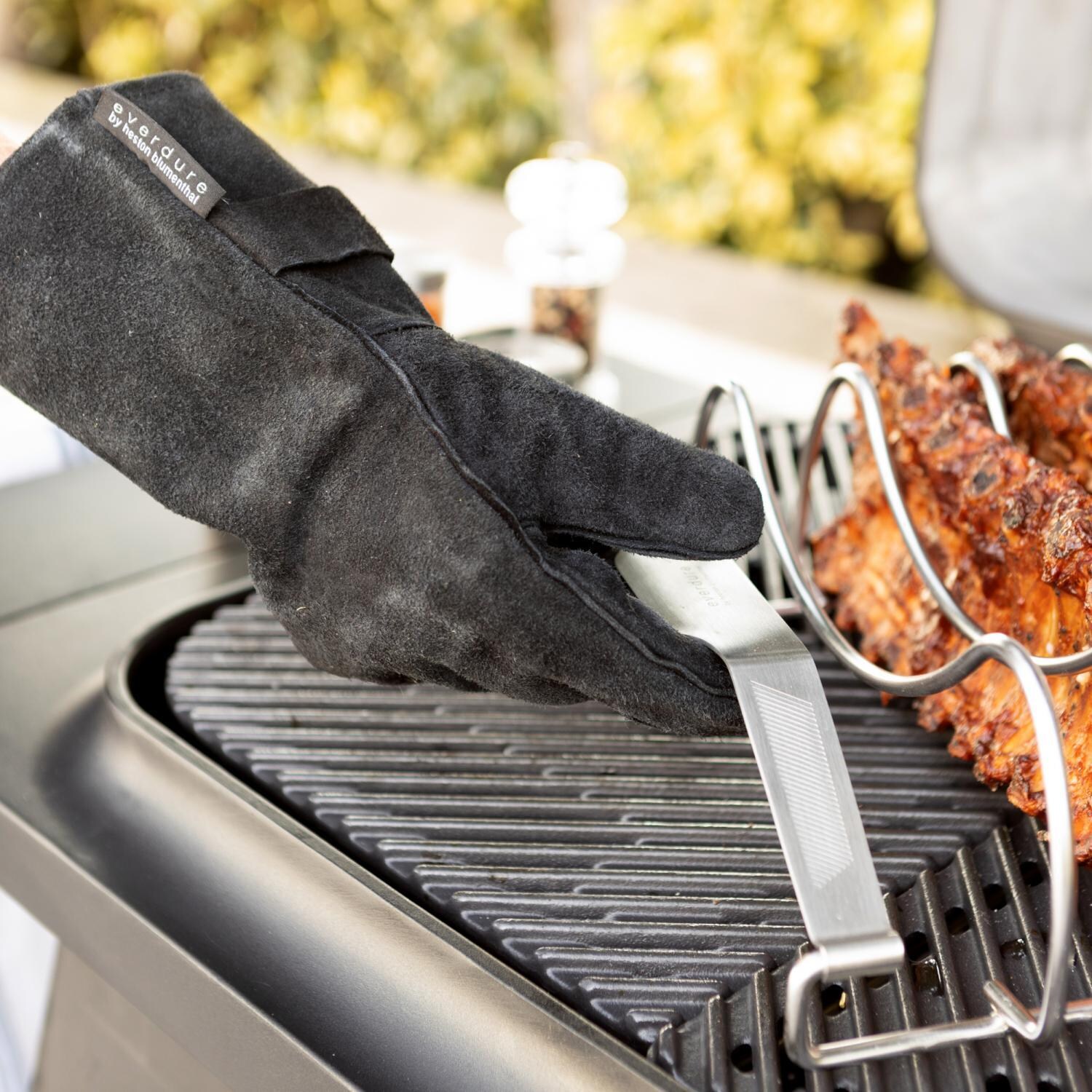 Everdure HBGLOVESM Leather Grilling Gloves - In use thumbnail