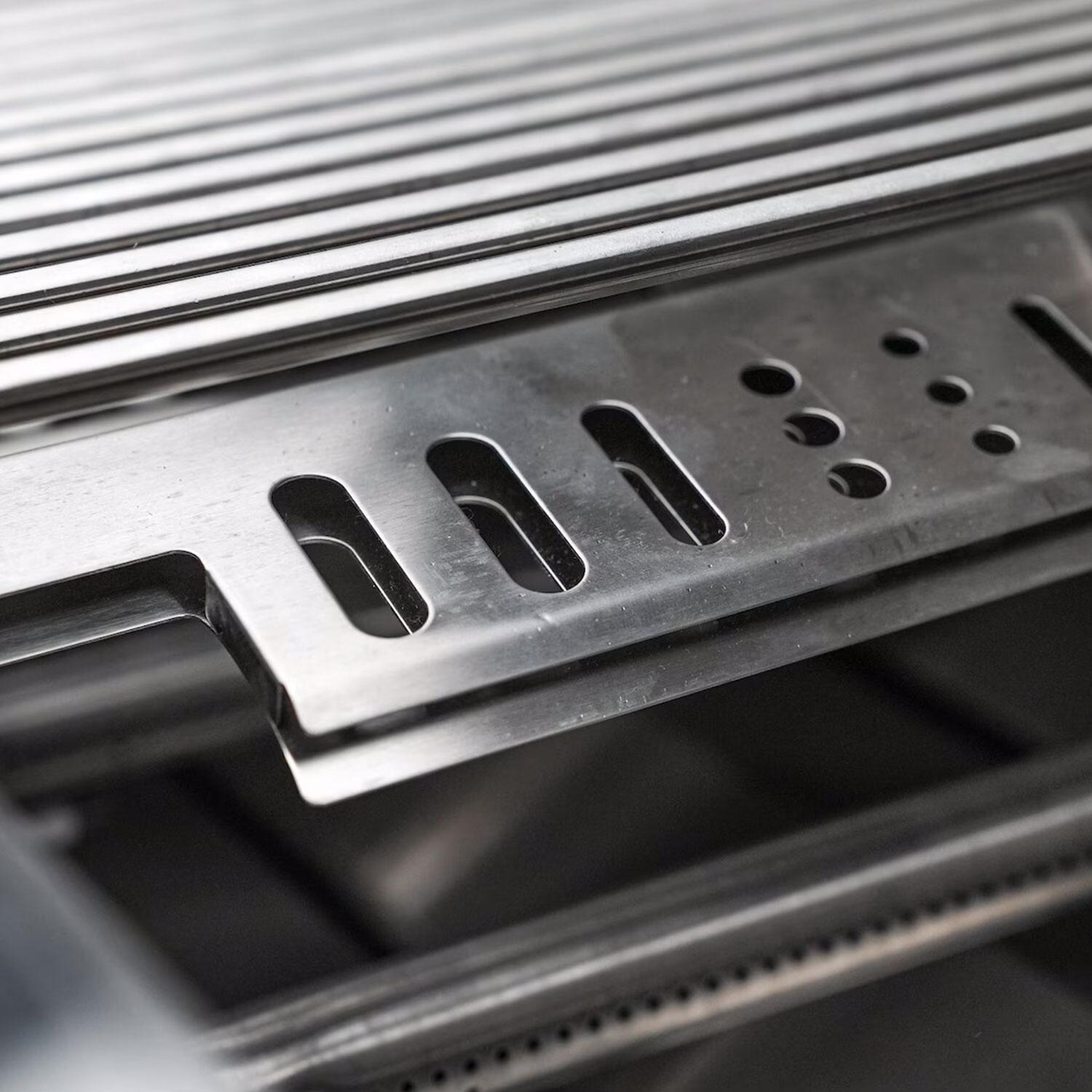 Mont Alpi Black Series 10 Ft Propane Outdoor Kitchen Island w/ Side Burner & Refrigerator - Sear Plate - Detail thumbnail