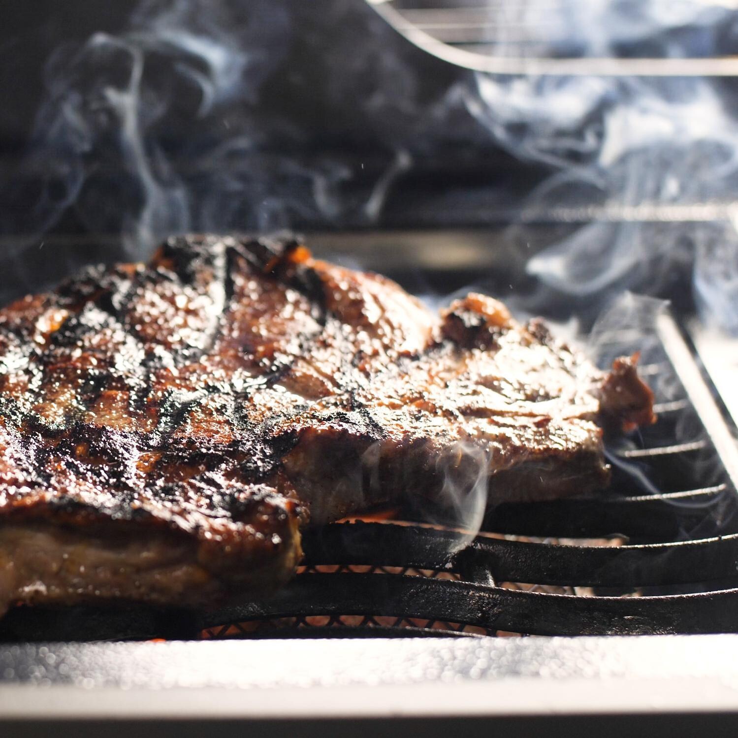 Napoleon Rogue 365 - Steak Close Up thumbnail