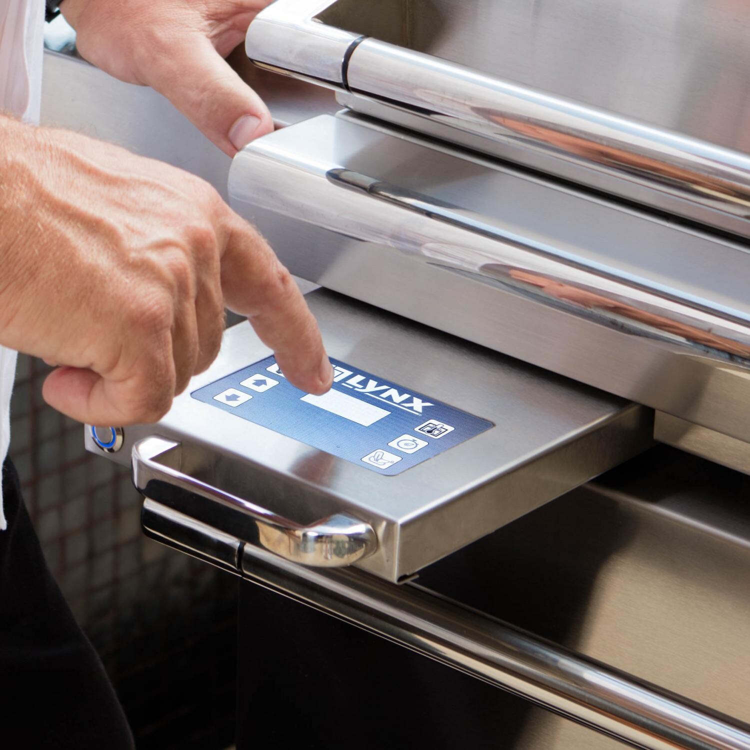 Lynx Sonoma 30-Inch Stainless Steel Built-In/Countertop Gas Smoker - LCD Screen Detail thumbnail