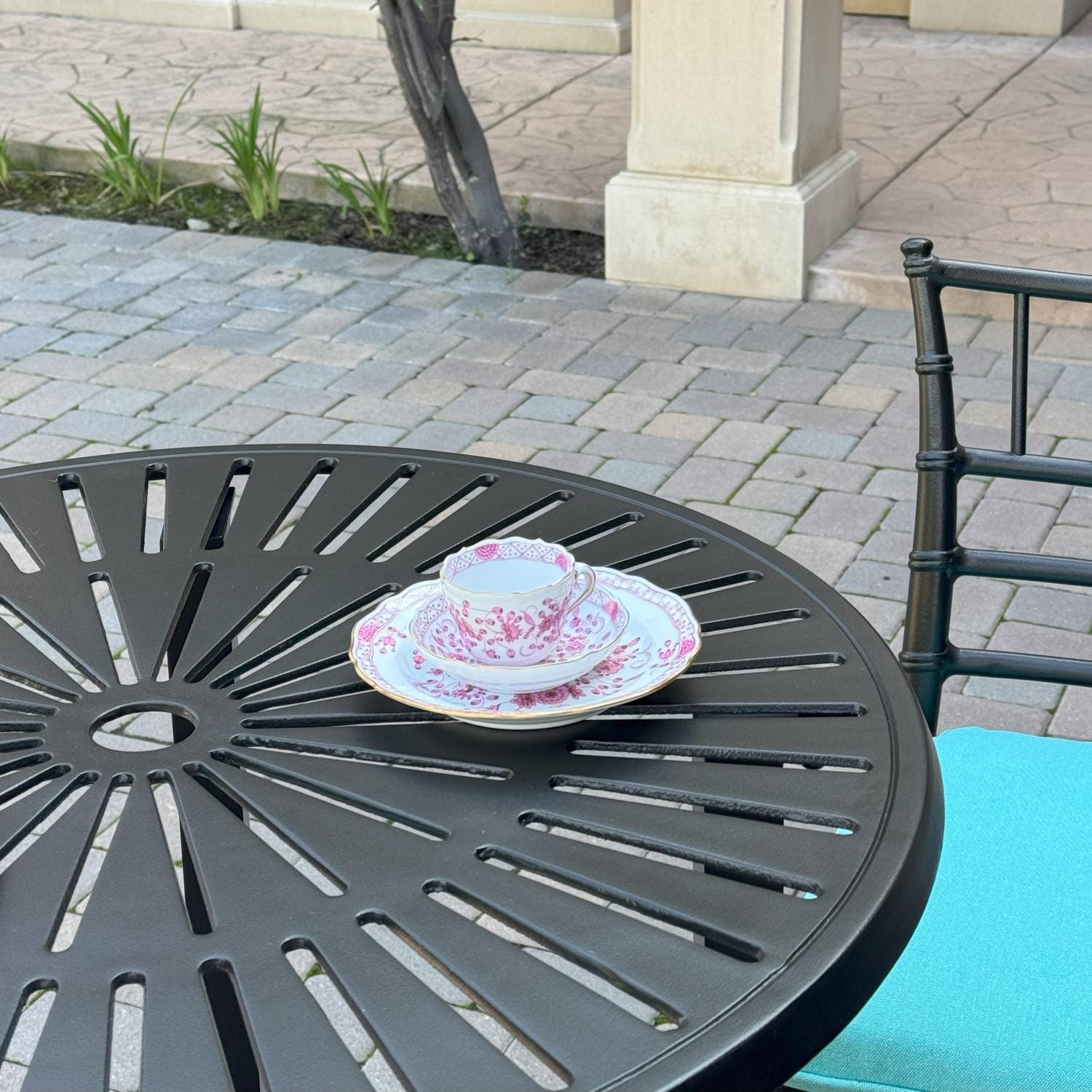 Bella Aluminum 3 Pc Patio Bar Set w/ 30-in Round Bar Table in Blue by Darlee - Bar Table - Corner - Detail thumbnail