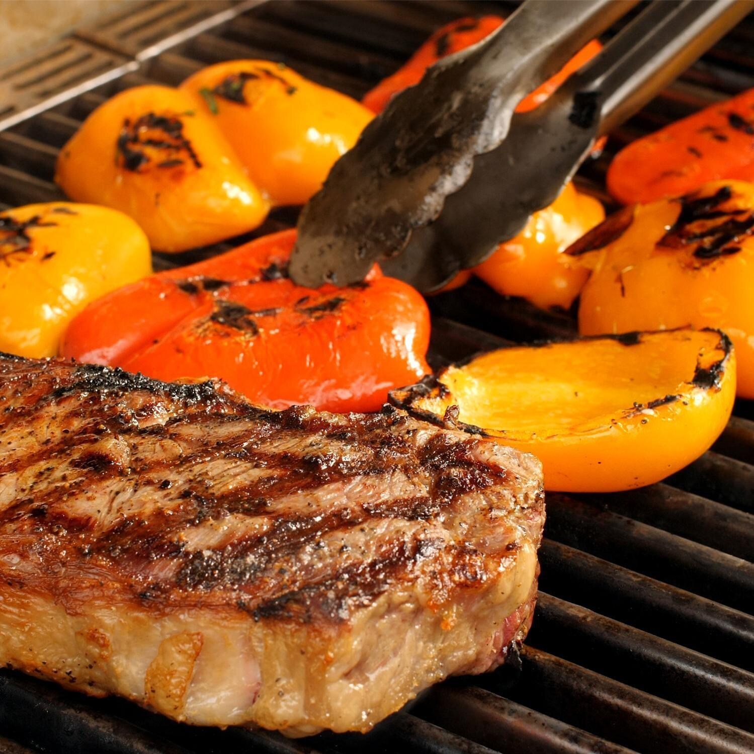 Saber Premium R50SB0417 500 32-Inch 3-Burner Built-In Infrared Natural Gas Grill - Grilling Steak And Bell Peppers thumbnail