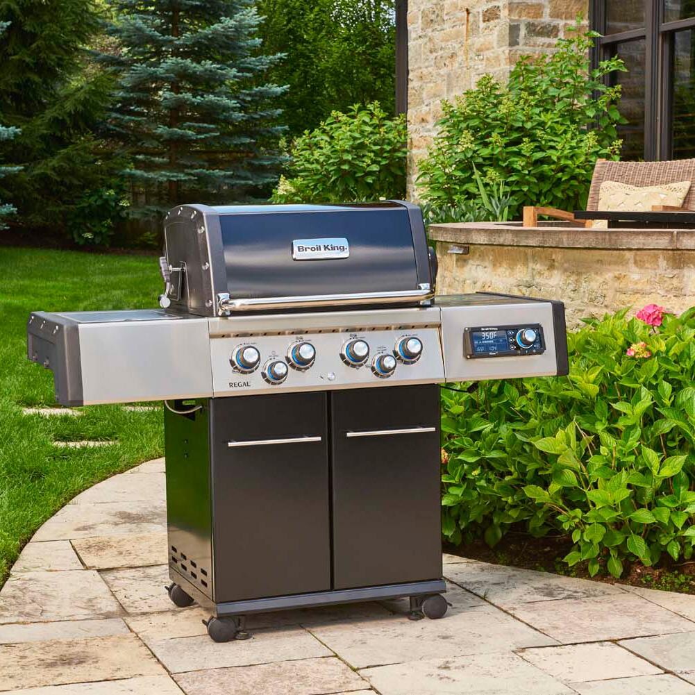 Broil King 687247 Regal Q 490 Pro IR Natural Gas Grill - Lifestyle thumbnail