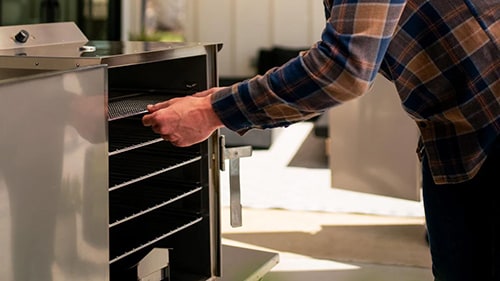 Inspecting a wire rack in the Smokin Tex 1400