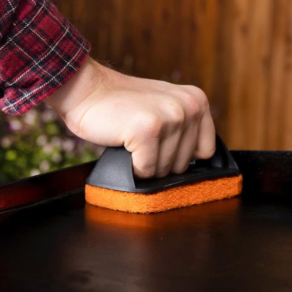 Steam cleaning griddle surface