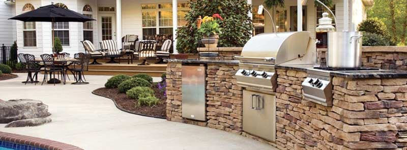 Entertaining in an Outdoor Kitchen